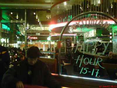 Happy Hour
Pubi pubiehitisest... umbes nagu supermarket, aga erinevatest pubidest koosnev ;)
Mots-clés: Stockholm pubi