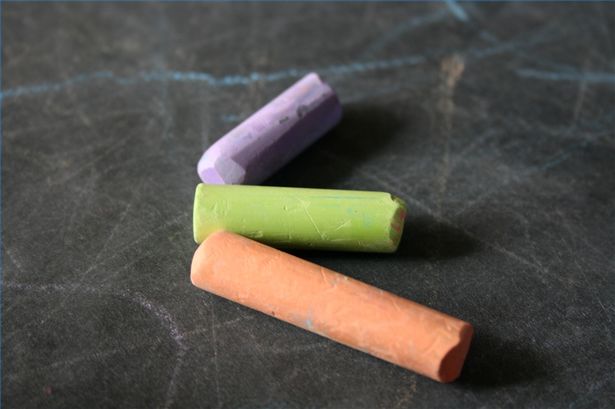 kriidid tahvlil
rõõmsad värvilised kriidid
Nyckelord: tondipõhikool kunstiprojekt