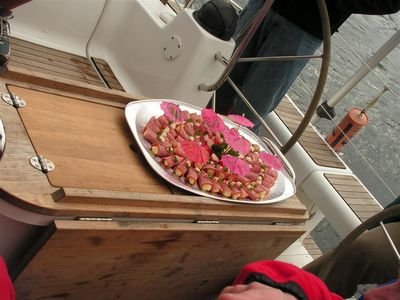 Laevahommikusk
Singirullid kslaaugujuustu ja vikeste roosade vihmavarjukestega. Pohmakat neist siiski ei tulnud. Hiljem lisandusid ka mingisse oograah'i keeratud hakklihapulgad :)
Avainsanat: Kungla suvepevad