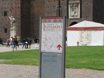Leonardo
Lossi sisehoovis suured sildid: leonardo pevad. Tegelt olid kogu itaalias, nagu hiljem selgus. A lossi muuseumis oli samuti vike vljapanek. Ja maksis kuus eurot. Vaatama ei linud ;)
Ключевые слова: Milano, lossihoov