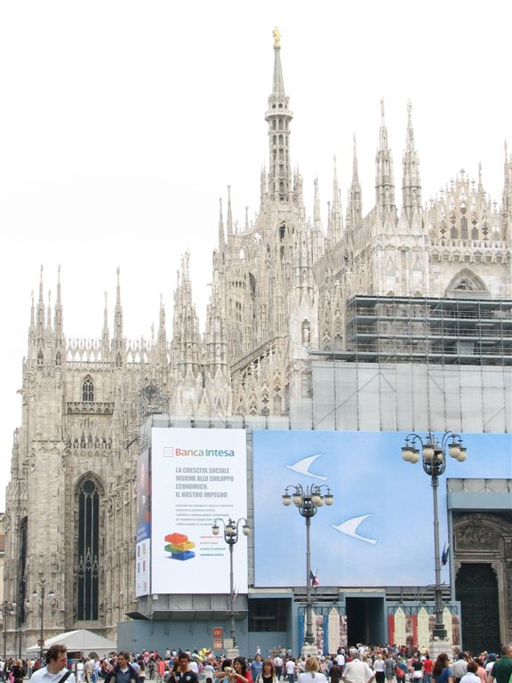 Duomo
Ehk raffakeeli katedraal siis. Hoolimata plaanidest sisse ei psendki. Ei viicind pikke pkse jalga panna.. vino, kui aus olla, siis paiknesid pksid vastavalt kas linnaservas hotellis vi hoopiski raudtejaama pakihoius. Palav oli ka, teate ;)
Nyckelord: Milano, katedraal