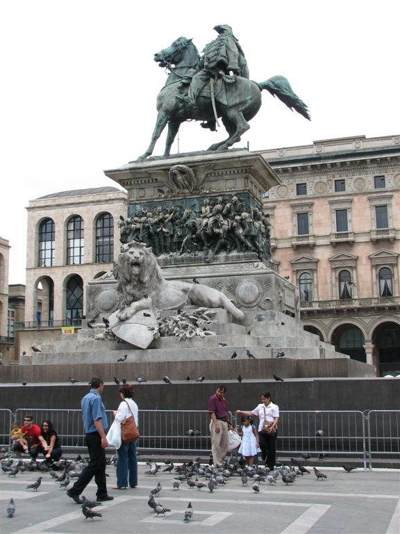 Duomo vljak
Koos ratsaniku, lvi, turistide ja miljooni tuviga ;)
Nyckelord: Milano