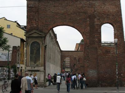 Kolme seinaga kirik
Peaasi, et usk oleks tugev. Siis pole ka katust vaja :)
Nyckelord: Milano