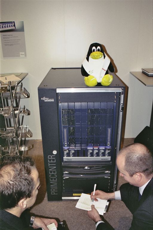 Blaadserveriraam
Kes tles, et arvutid on igavad?! Pingviin?! Targad inimesed leiavad alati, millest rkida.. kuigi miskiprast kippusid ksimused ikka minema sinnakanti, et miks serverite ttamist thistab sinine valgus, mitte roheline. Et jahedam oleks, loomulikult!
Võtmesõnad: Mnchen, Visit 2006