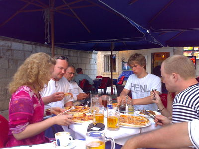 Jalkapizzapeatus
Õlu, pizza ja portugal tšehhide vastu :)
