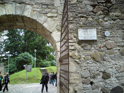Sissepääs kultuurialale
Värava taga ootab Haapsalu kindlus.. võino, see mis kindlusest järgi on ,)

