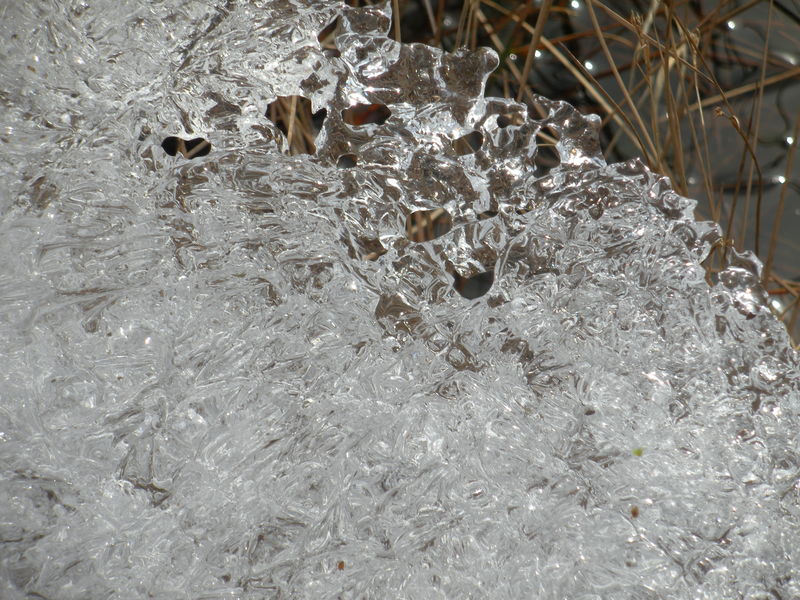 Jääpitsid
Kunstnikuks päike, materjaliks kahes olekus vesi
Avainsanat: jää kevad
